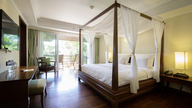 Eines der 320 Zimmer Paradies mit Pools, Palmen und weißem Pulversand