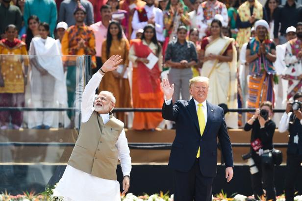 Trumps Zollkeule: Andere wehren sich, Indien geht in die Knie