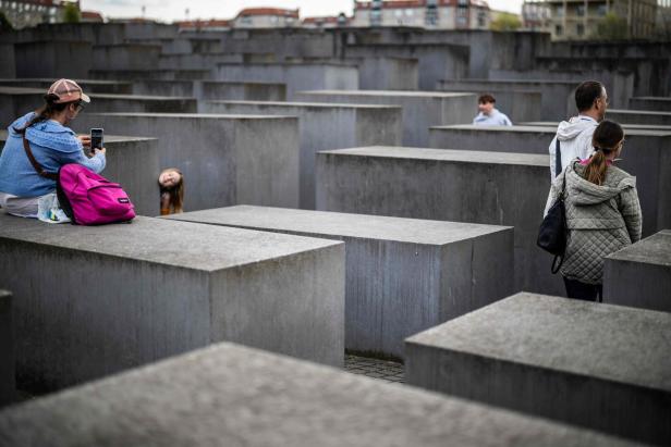 GERMANY-JEWS-HISTORY-MEMORIAL Zwischen Selfies und Hashtags: Kriegsgedenken auf Social Media