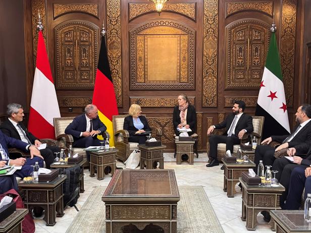 Karner und Faeser in Syrien: Auf einen Tee mit Rebellen