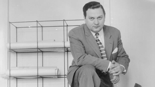 Karl Schwanzer in seinem Atelier in der Seilergasse 16, 1957. Der gesamte Nachlass wurde von seinem Sohn Martin Schwanzer an das Wien Museum übergeben