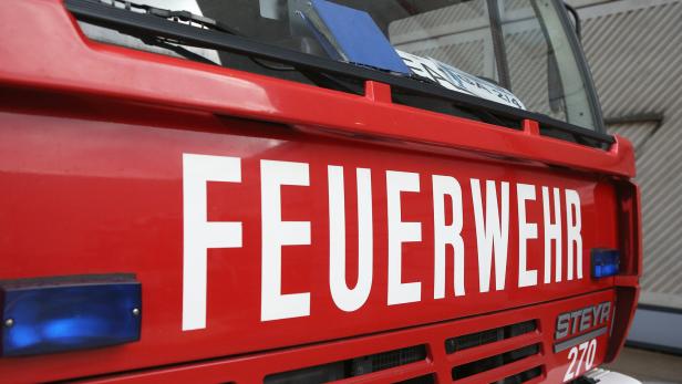 Feuerwehrschriftzug auf Auto