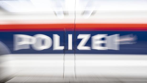 Schriftzug Polizei auf Auto