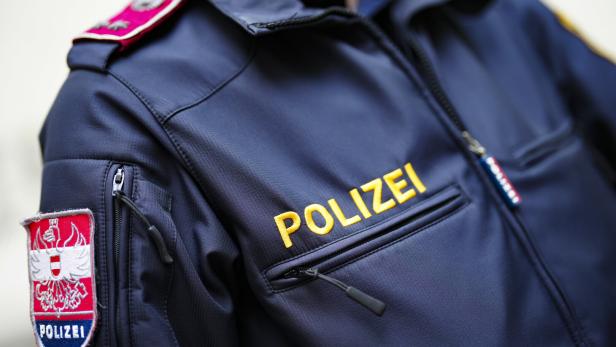 Polizeiuniform mit Schriftzug