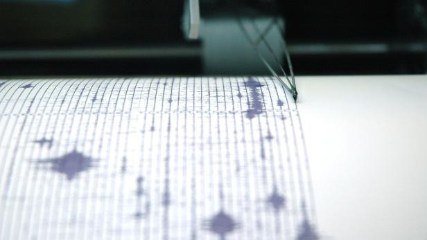 Earthquake seismogram recording by a seismograph image