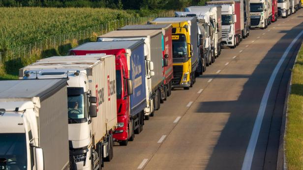 Reihen mit LKW stehen auf der Autobahn A93 in Richtung Tirol.