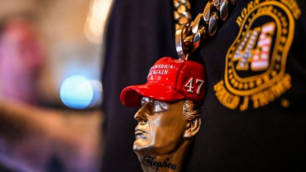 Kette mit Trump-Kopfanhänger