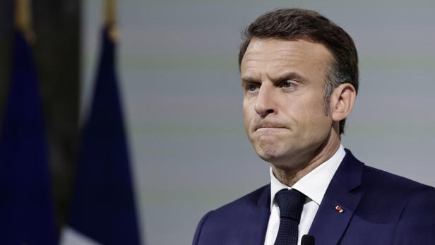 Angespannter Emmanuel Macron bei seiner Pressekonferenz in Paris