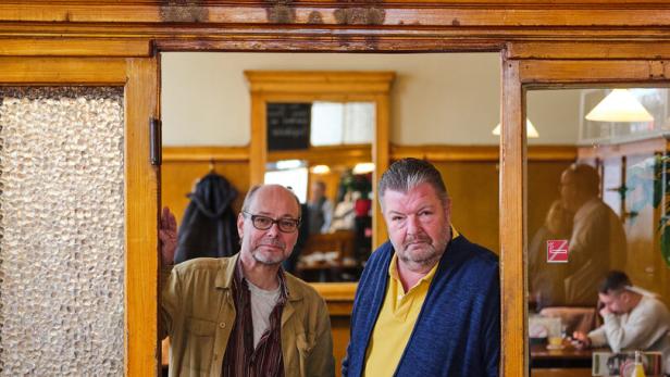 Die Zwei beim Lokalaugenschein: Schneyder und Kamolz im Wirtshaus