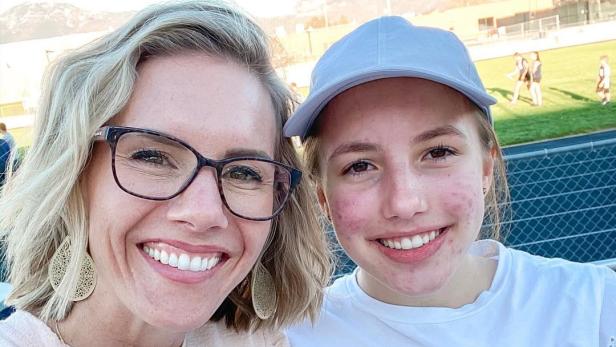 Ruby Franke: 43-jährige blonde Frau posiert neben ihrer 12-jährigen Tochter vor einem Fußballlatz