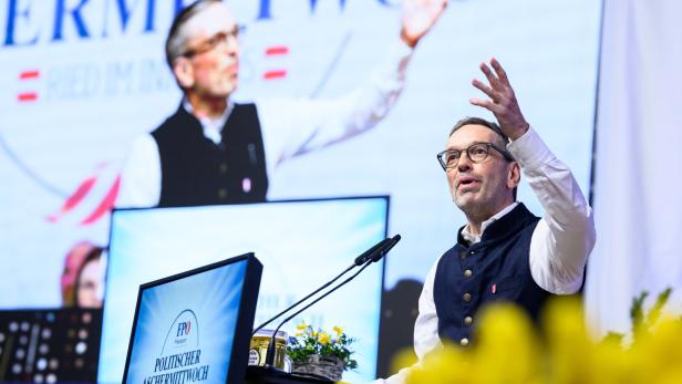 „Das Projekt der Volkskanzlerschaft ist nur verschoben“, verspricht Kickl seinen rund 2.000 Fans in der Rieder Jahn-Turnhalle