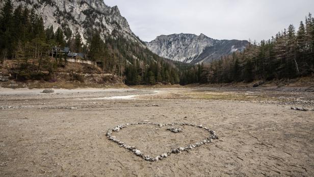 Ausgetrockneter See mit Herz aus Steinen