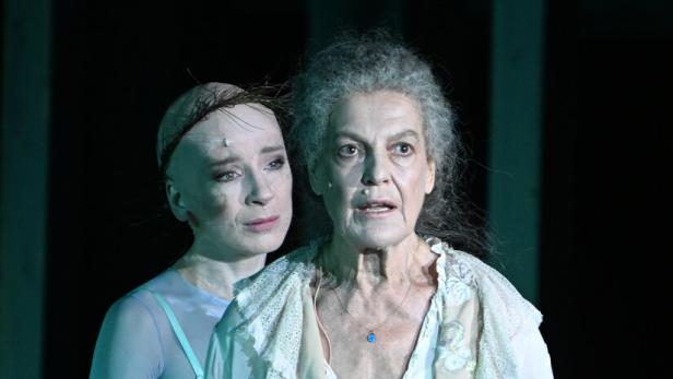 „Jedermann“-Festspielerfahrung hat Morgeneyer (l.) bereits: Sie spielte 2021 und 2022 den Glauben - im Foto neben Angela Winkler