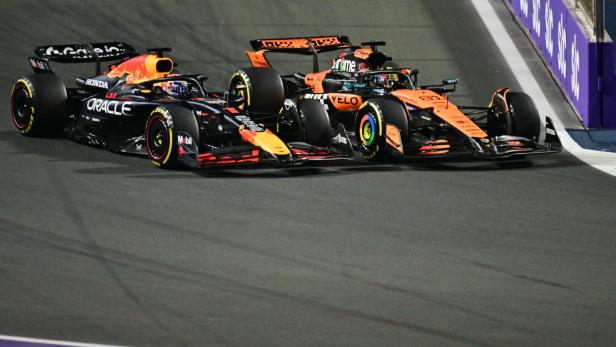 Oscar Piastri (McLaren) im Zweikampf mit Max Verstappen (Red Bull)