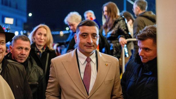 FILE PHOTO: Romanian Simion poised to win presidency following annulled ballot