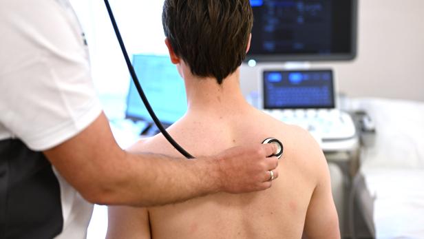++ THEMENBILD ++ ARZT / ÄRZTE / KRANKHEIT / GESUNDHEIT / MEDIZIN / UNTERSUCHUNG / ÜBERWEISUNG / DIAGNOSE / BEHANDLUNG / PATIENTEN / ÖGK