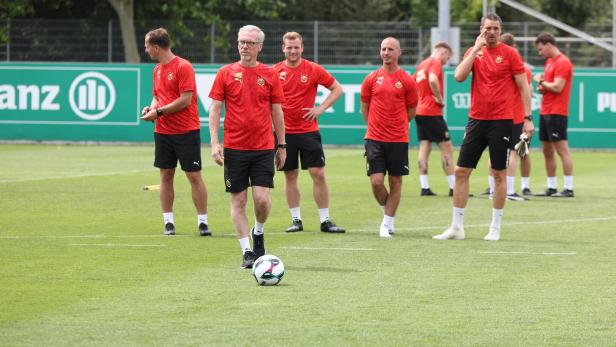 Peter Stöger und sein Trainerteam legen bei Rapid los