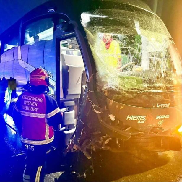 Reisebus und Feuerwehrleute